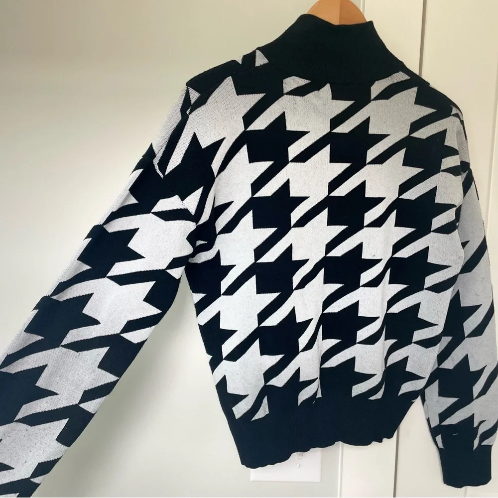 Vigoss Houndstooth Quarter-Zip Cropped Sweater - Size Medium - Black & Grey